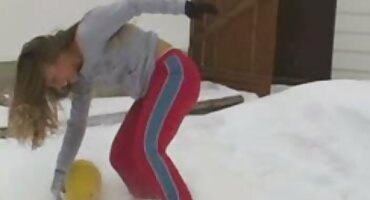 Svoju prijateljicu zadovoljava porno sa matorkama intimnošću.