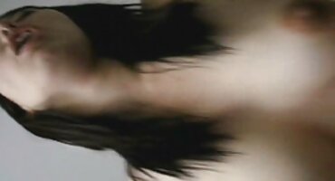 Mladi i lijepi lesbian jebu porno starije tete u pozi 69.