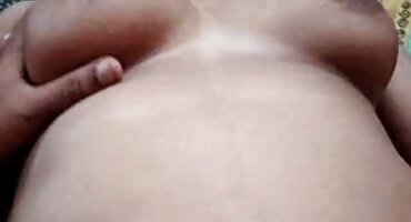 Nagnite crvenokosu djevojku pornomatorke prema lezbijskoj zabavi.