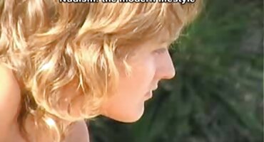 U krevetu s 18-godišnjakinjom porno macehe s lijepim malim grudima.