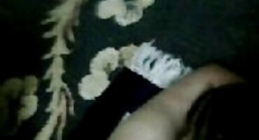 Stefolino proteže svoju macu nakon porno macehe što je bio na Internetu.