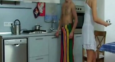 Djevojke su izopačene među matore porno sobom.