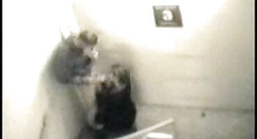 Lala sjedi porno filmovi starke na crnom penisu za vožnju.