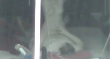 Dovela je supruga na posao porno matorka i dogovorila međurasni seks s crncima.