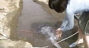 Ona pokazuje maca i uzima kurac raka. porno matorka