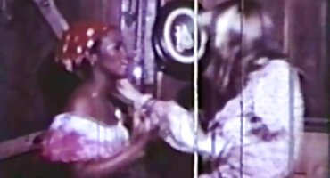 Ellie Nicole gurnula je brkati kurac u usku porno matorka pičku.