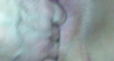 Ljubitelj komunizma srpske matorke porno dobiva spermu na magarcu.