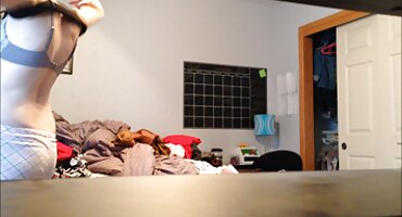 Ava Monn skuplja spermu iz macehe porno maca nakon analnog.