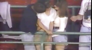 Bijeli pijetao ksander corvus u prnici matorke Crnoj guzici Natassia snovi.