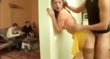 Muškarac uvjerava djevojku da služi seksu. porno macehe