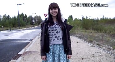 Charles ima mladu ženu na matore porno kauču.