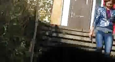 Plavuša se zabavlja na matorke porno penisu, miješajući spermu s mlijekom.