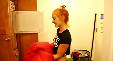 Ona čini prekrasan pornići starke pušenje i uništava jaja.