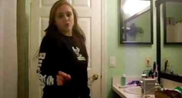 Dominik Anna srpske matorke porno masturbira tijekom pranja.