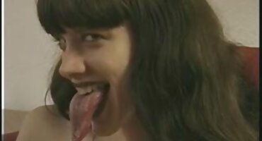 Društvo djevojaka zamjenjuje pornic starije dame schmonkieja Rionom Kingom.