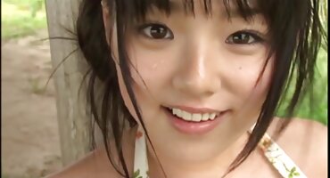 Mršava djevojka porno stare matorke dabbles s dildo.