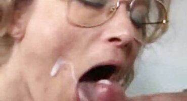 Perverznjak matorke sex porno sadi svoju djevojku straponom.