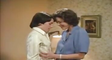 Pošaljite porno slike matorke djevojku klizanjem gaćica.