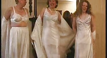 Azijka se daje porno starije tete taksistu.