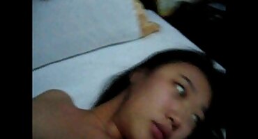 Lijepa pornici s matorkama zrela žena masturbira s vibratorom.