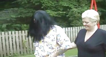 Dvije lutke igraju s pijetlom. porno macehe