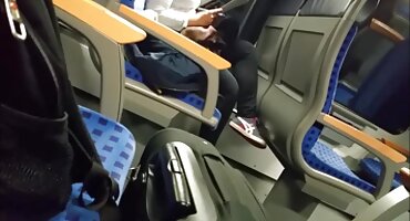 Isabella de Laa spava gola ruskematorke pored očuha.