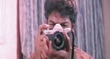 Masturbira porno slike matorke ujutro u kuhinji.