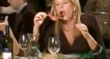 Mlada djevojka porno matorka pokušava seks u prvim snimcima.