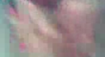 Mlada bradavica s lijepim očima u crvenoj haljini fucks matorke porno kao kurac.