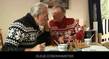 Clinershah uzgaja biznismena dlakave matorke porno zbog seksa i udaje se za njega.