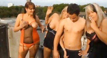 Crijeva Maca dame maše nisu baš uobičajena. matorka porno