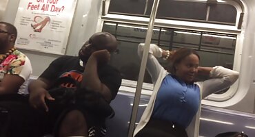 Ruskinje se jebu s dečkom u stare matorke porno njegovoj kući i uživaju u jebanju.