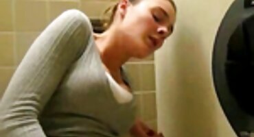 Kovrčava pornici matorke sa mladima i veliki kurac.