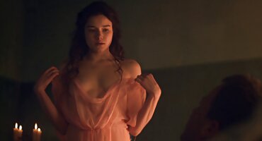 Kellie Aleman gleda se u ogledalo kad jebe. matorke pornić