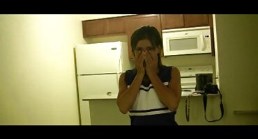 Oduševljava svoju voljenu konjskim utrkama na pijetlu s jahačem. ruskematorke