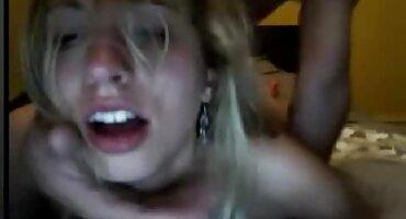 Chanel Brooks i Mila Monet matorke porno video razmišljaju U Troje.