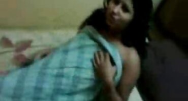 Umjesto kupanja, tri repa se odvajaju porno filmovi starke jednim članom.