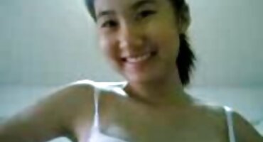 Mladi recepcionar u kafiću pršti. matore zene porno