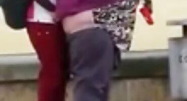 Milana Vitale jebi crvenu maca s pornjava matorke vibratorom.