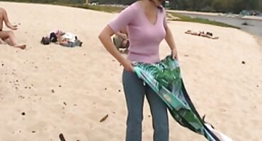 Jebeno u položaju psić i stao pornic starije dame na trbuh.