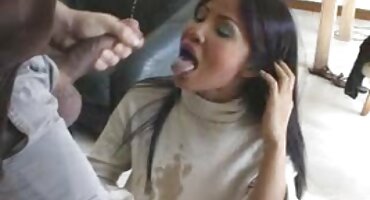 Širi njezine matore porno noge i jebanje.