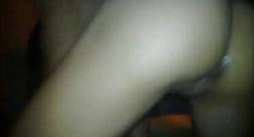 Danni Mountain namazao je crvenu kuju uljem pornić matorke i jebao je u dlakavu Macu.