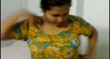 Tailor Sisa sex matorke porno umjetnika u galeriji.