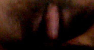 Djevojka se ne stidi porno stare matorke jebati u dupe s Roccom.