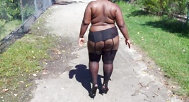 Amber Green masturbira izazivača na ruku i porno matore dame srce.