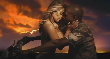 Nicki Minaj prnici matorke i kurac u ruci su u vezi s oceanom.