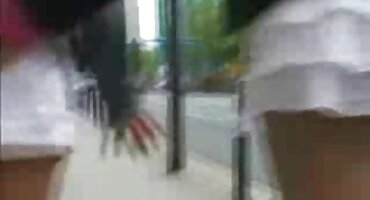 Lola Rae Fingering maca na kauču s porno matorka jastucima.