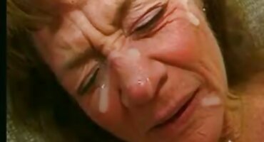 Tinna Angel isisala je penis i prolila spermu po jajima. porno matorke galerija