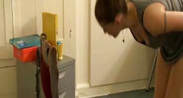 Fiona Frost širi noge pred maminim porno macehe dečkom.