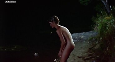 Mamsel se vrti na stojećem penisu pornić matorke s mokrim šmonkom.